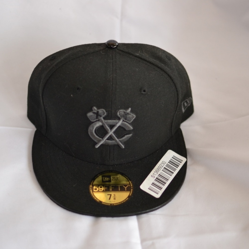 NWT Fitted Blackhawks Hat New Era size 7 3/8